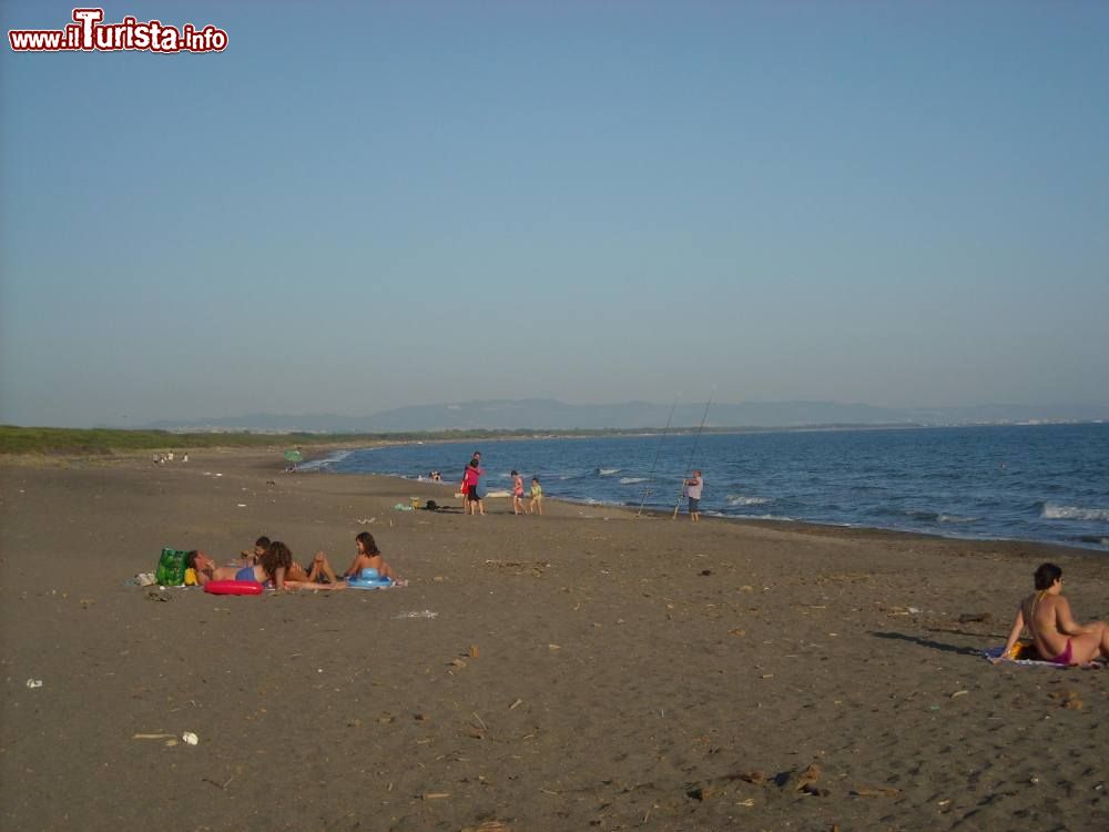 Immagine Una delle lunghe spiagge a Montalto di Castro, dalle tipiche sabbie grigie ed il mare pulito  - © Urantia, CC BY-SA 3.0, Wikiledia Commons