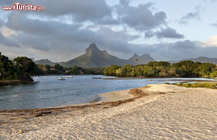 Immagine Spiaggia a Tamarin, isola di Mauritius - Apprezzata dagli appassionati di surf, Tamarin vanta anche un'altra interessante attrazione data dalla possibilità di incontrare i delfini: molte barche di pescatori organizzano uscite nelle acque della baia per poter ammirare da vicino questi giocosi mammiferi marini © Jan Krcmar / Shutterstock.com