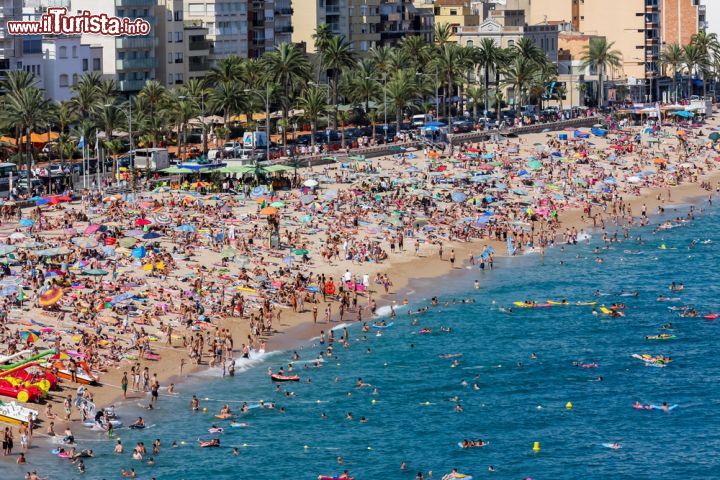 Immagine Spiaggia a Lloret de Mar, Catalogna, Spagna - Non si può certo dire che sia una località per chi cerca una vacanza all'insegna del relax. Nei mesi estivi, le spiagge di Lloret de Mar ospitano decine di migliaia di turisti oltre che di spagnoli che si riversano su questo tratto della Costa Brava per divertirsi e godere dei bei paesaggi soleggiati offerti da questa città moderna e vivace © Goran Bogicevic / Shutterstock.com