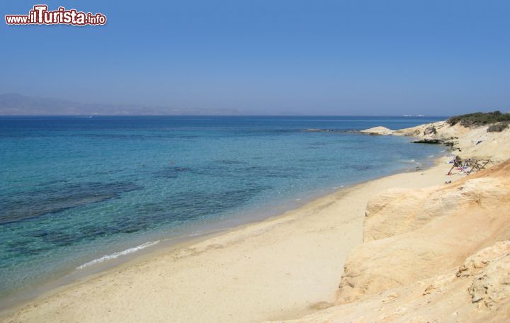 Immagine Spiaggia costiera dell'isola di Naxos, Grecia - Che siano sulla costa est o ovest, le spiagge di Naxos sono fra le più belle della Grecia: sabbia fien e acque cristalline dell'Egeo le rendono location incantevoli per una vacanza all'insegna del relax e degli sport all'aria aperta © PRILL / Shutterstock.com