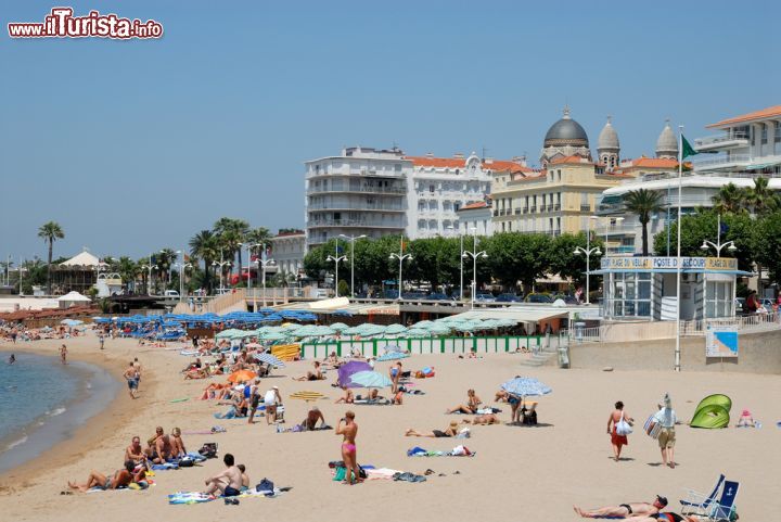 Immagine Spiaggia attrezzata a Saint Raphael, Francia. Sdraio e ombrelloni per questo tratto di litorale di Saint Raphael nei pressi di un resort - © Philip Lange / Shutterstock.com