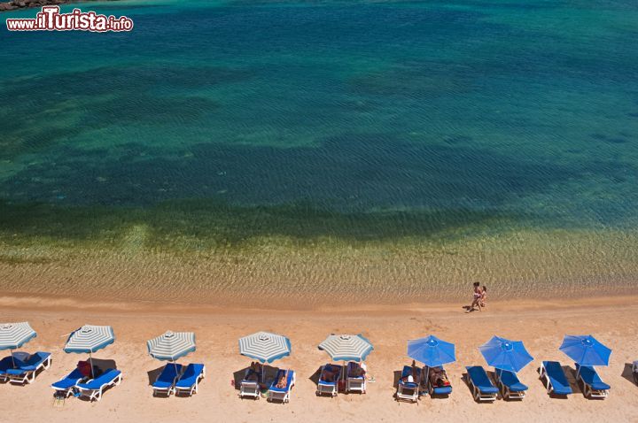 Immagine Una spiaggia attrezzata sull'isola di Kos, Grecia - © Harald Lueder / Shutterstock.com