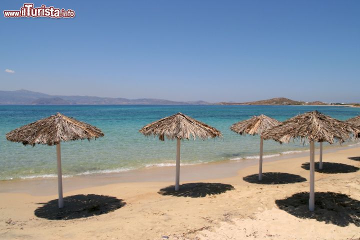 Immagine Spiaggia attrezzata sull'isola di Naxos, Grecia - Naxos ha una soluzione per tutte le esigenze di vacanza. La costa occidentale dell'isola offre spiagge sabbiose molto lunghe e centri balneari che garantiscono servizi e comfort eccellenti; la parte orientale è invece più selvaggia e meno battuta dal turismo con spiagge semi desertiche anche in alta stagione © kkaplin / Shutterstock.com