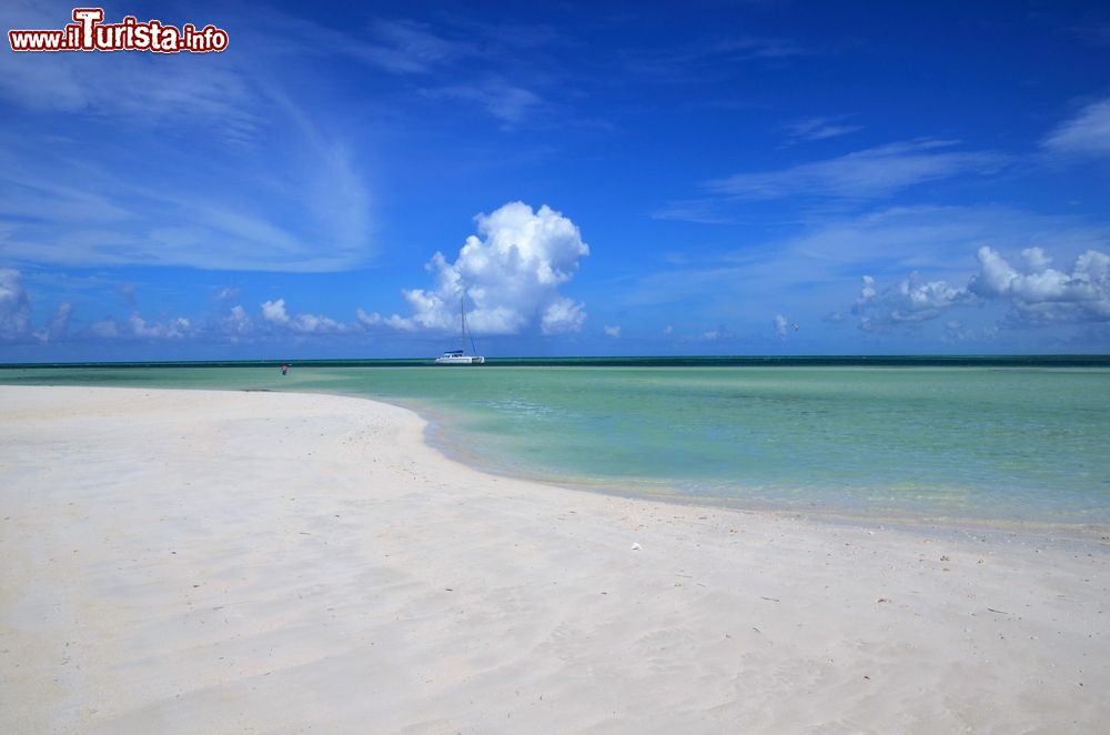 Immagine Una spiaggia bianca deserta a Cayo Guillermo, isola di Cuba. La più famosa dell'isola è sicuramente Playa Pilar
