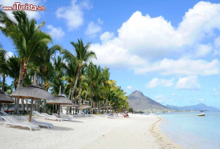 Immagine Spiaggia e zona alberghiera di Flic en Flac, Mauritius - E' una delle spiagge più soleggiate dell'isola quella di Flic en Flac, con sabbia soffice e bianca e protetta dalla barriera corallina © photofort 77 / Shutterstock.com