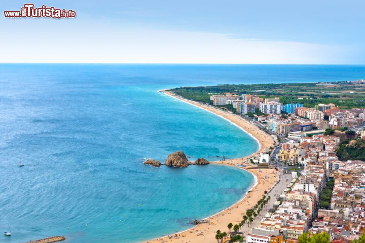 Immagine La spiaggia di Blanes e la roccia di Sa Palomera. Siamo in Catalogna sulla Costa Brava (Spagna) - foto © Sergey Kelin /Shutterstock.com