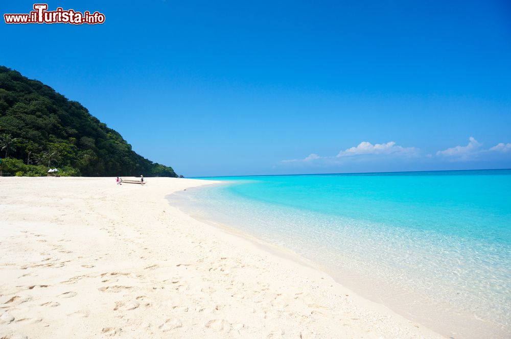 Immagine Boracay è l'isola più turistica delle Filippine. Si trova a nord dell'isola di Panay nella regione della Visayas Occidentale, ed è famosa per le sue spiagge.