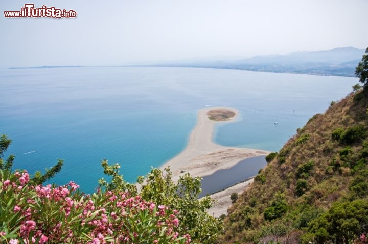 Immagine Spiaggia di capo Tindari e Riserva Naturale Orientata Laghetti di Marinello (Sicilia) - Sembra che il paesaggio mostrato in questa immagine sia così sconfinato da non avere fine. Questo scatto mostra il percorso che parte dalla Riserva Naturale Orientata Laghetti di Marinello e conduce fino alla vista più bella, quella cioè che consente di vedere la spiaggia selvaggia di Tindari e il suo lembo di sabbia che sfocia nel mar tirreno. Una volta parcheggiato il mezzo alla Riserva Naturale, il tragitto percorribile a piedi fa immergere in un itinerario unico, fatto di terra mare e cielo che si mischiano in modo assolutamente perfetto, tanto da chiedersi se si tratti di sogno o realtà - © TrapNest / iStockphoto LP.