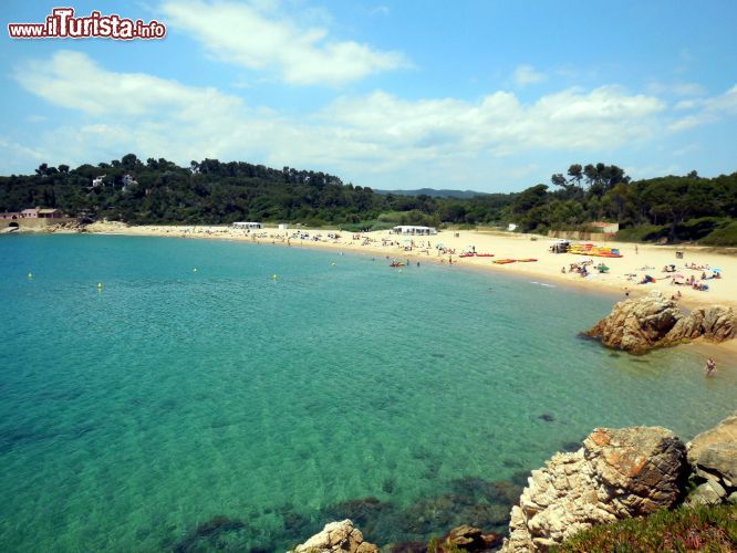 Immagine Spiaggia Castell, Costa Brava: siamo nell'Area Naturale Protetta di Castell-Cap Roig e questa è la spiaggia principale della zona, lambita dalle acque cristalline del Mediterraneo.