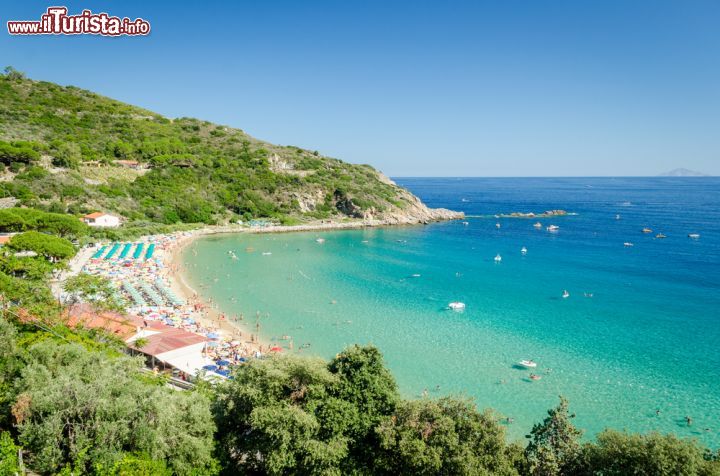 Immagine Cavoli, isola d'Elba. Particolarmente frequentata d'estate questa spiaggia si trova in una baia riparata aperta solo alle correnti di su ovest, caratteristica che la rende apprezzata anche nei periodi più freschi per il suo clima mite. Distante circa 4,5 chilometri da Marina di Campo, può essere raggiunta percorrendo la litoranea. Il toponimo deriva dal termine latino "cavulae", cioè dalle cave di granodiorite documentate in questo territorio sin dal I° secolo - © Marco Saracco / Shutterstock.com