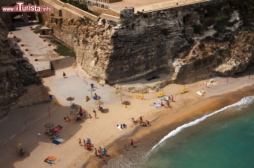 Immagine Spiaggia cittadina a Melilla (Spagna) vista dall'alto.