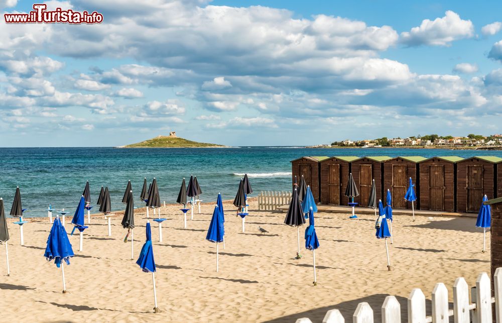 Immagine Spiaggia con distanziamento sociale al tempo di Covid-19: siamo a Isola delle Femmine in Sicilia