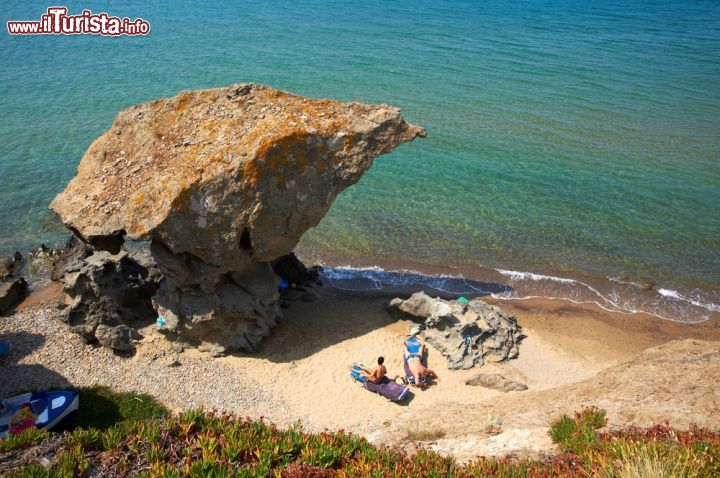 Immagine Spiaggia con formazione rocciosa a Lemnos, Grecia - Una caratteristica roccia a forma di fungo su un tratto di spiaggia a Lemnos, isola greca dell'Egeo settentrionale © vlas2000 / Shutterstock.com