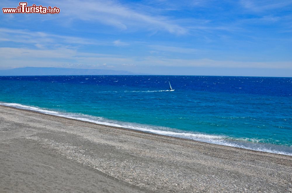 Immagine Spiaggia con sabbia lavica nel villaggio medievale di Forza d'Agrò (Messina), Sicilia.