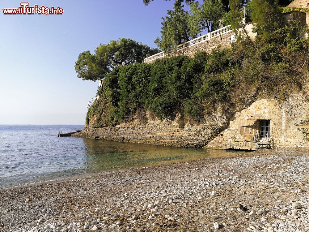 Immagine Spiaggia del Buse nella baia di Cabbé a Roquebrune-Cap-Martin, Francia, di mattina.