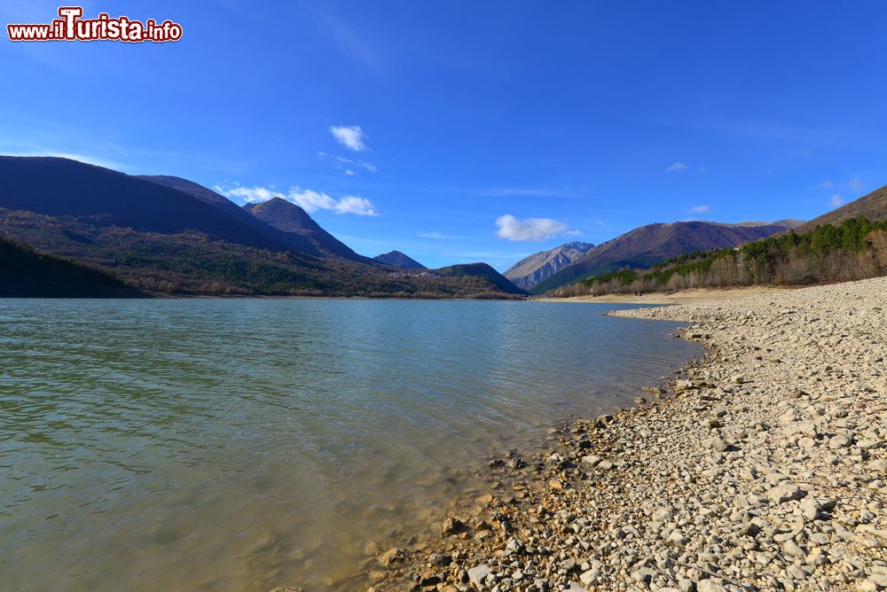 Immagine Il lago di Barrea nel Parco Nazionale d'Abruzzo, Italia. Questo bacino d'acqua artificiale è stato costituito nel 1951 dallo sbarramento del fiume Sangro ed è utilizzato per produrre energia elettrica.