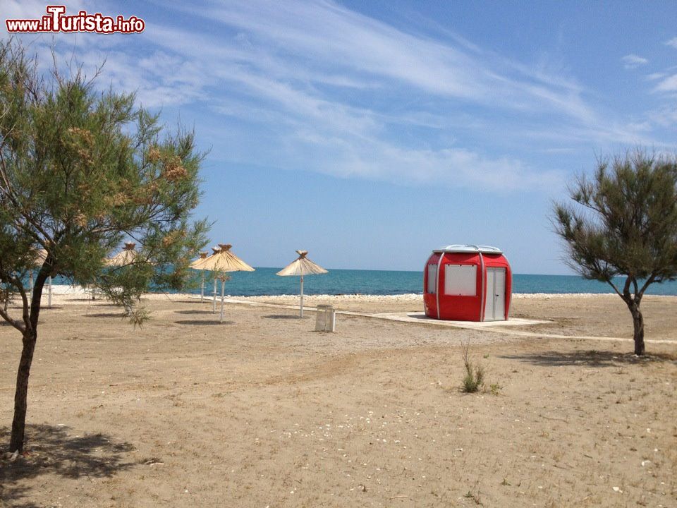 Immagine Spiaggia del Villaggio di FIumara vicino a Barletta, costa della Puglia - © Villaggio Fiumara