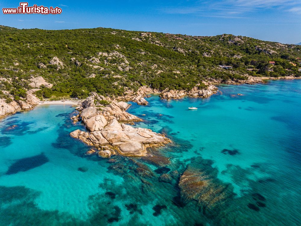 Immagine La spiaggia delle Vacche e spiaggia della Tartaruga presso Cala Girgolu nella baia di San Teodoro in Sardegna