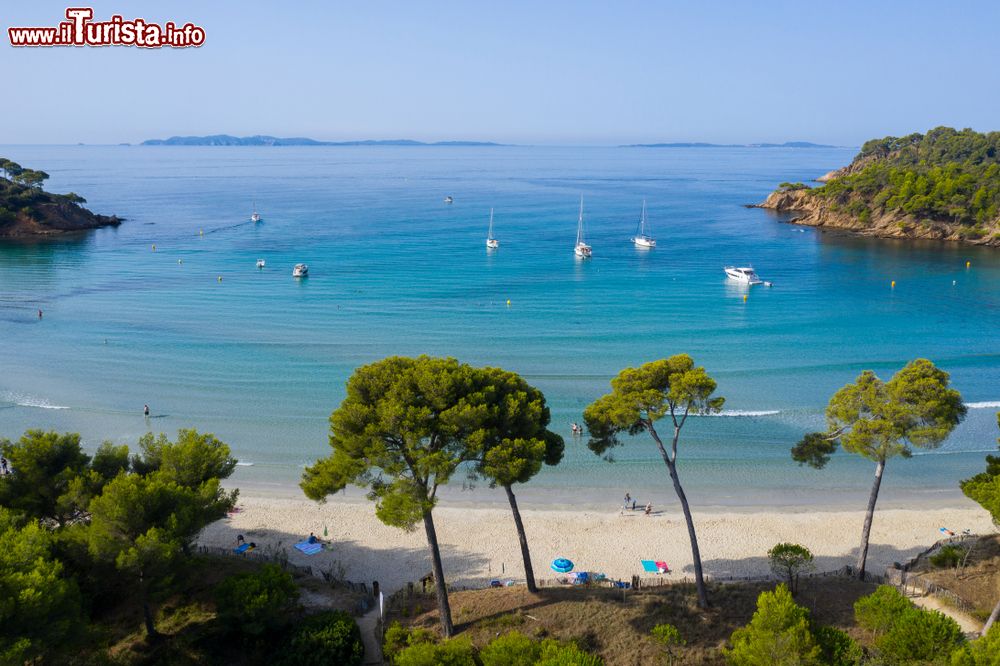 Immagine La spiaggia dell'Estagnol e Cap Leoube, Bormes-les-Mimosas (Francia). Questo tratto di litorale è racchiuso da un'ansa di sabbia fine.