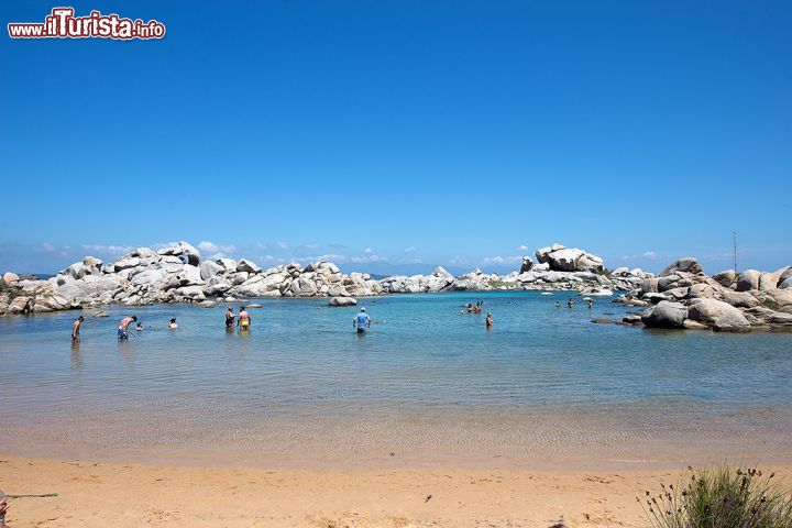 Immagine Cala di Achiarina, le acque limpide del mare dell'Isola di Lavezzi in Corsica.