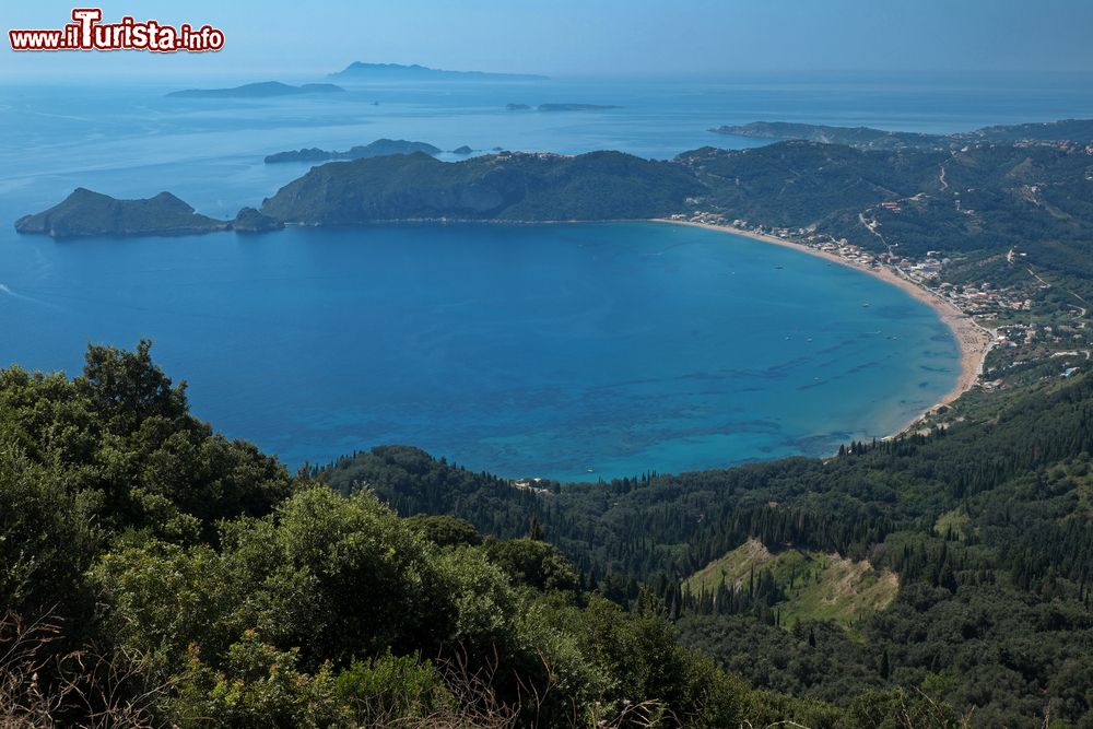 Immagine La spiaggia di Ag. Georgios vista dalle colline dell'isola di Othoni, Grecia. Quest'isola, nota per la fotografia subacquea grazie ai suoi splendidi fondali e alle grotte, è stata spesso visitata dal naturalista francese Jacques Cousteau.