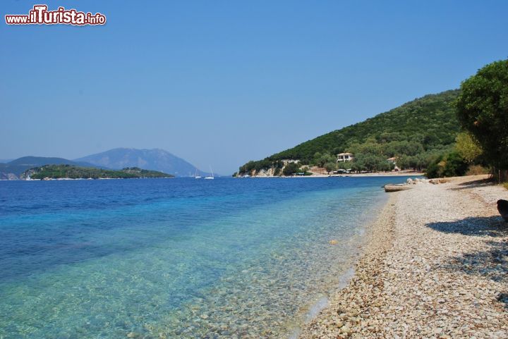 Immagine Spiaggia di Agios Ioannis a Meganissi, Grecia - Acque limpide e cristalline lambiscono una delle spiagge più famose dell'isola greca di Meganissi, quella di Agios Ioannis © David Fowler / Shutterstock.com