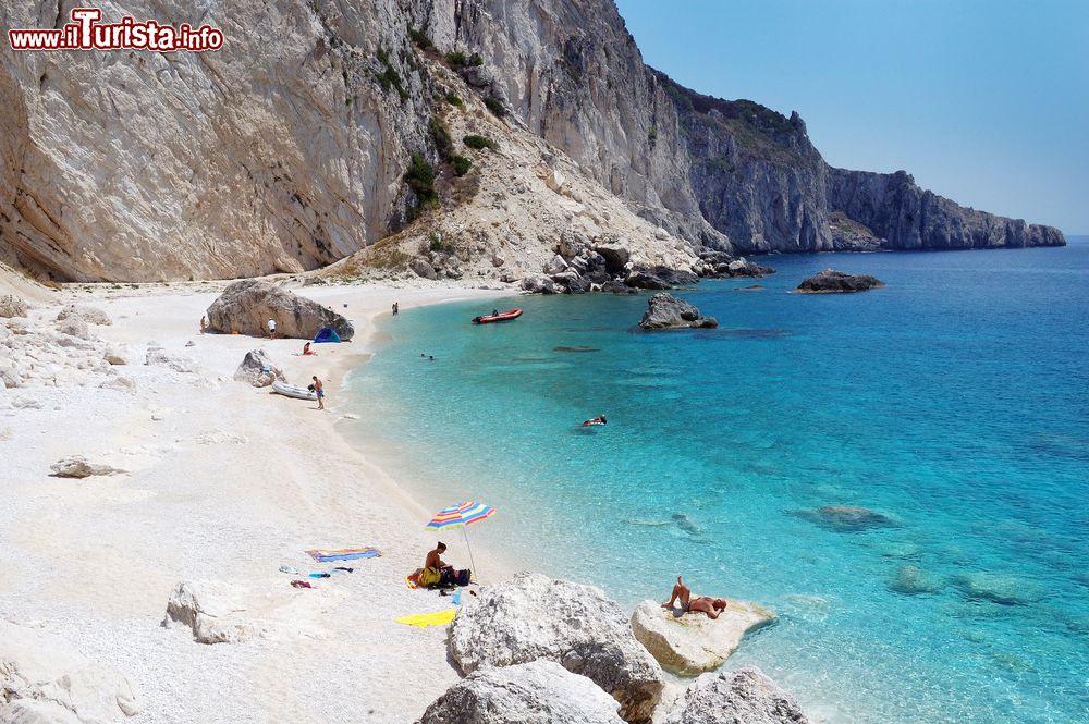 Immagine La spiaggia di Aspri Ammos fotografata d'estate, isola di Othoni, Grecia. Qui i fondali sono zeppi di pesci, ricci e stelle marine e sono un vero e proprio paradiso per appassionati di subacquea.
