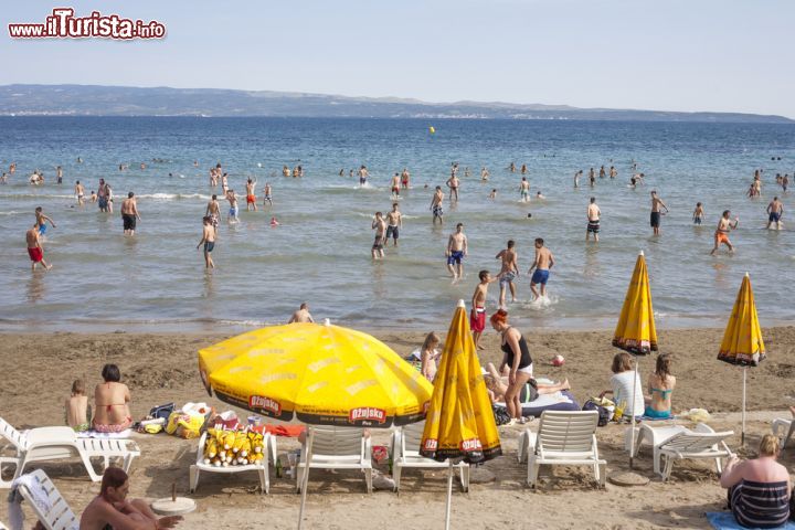 Immagine La spiaggia di Bacvice si trova quasi in centro a Spalato, ed è uno dei pochi arenili di questo tratto di costa dalmata, prevalentemente rocciosa - © andras_csontos / Shutterstock.com