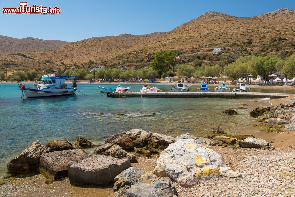 Immagine La spiaggia di Blefoutis con le tradizionali imbarcazioni da pesca sull'isola di Lero, Grecia.