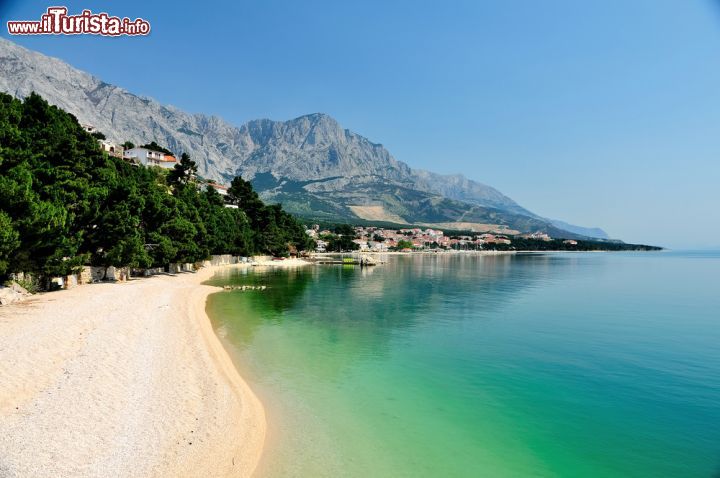 Immagine La spiaggia di Brela in Dalmazia è uno dei lidi più famosi dell'Adriatico con un litorale in parte sabbioso ed a ciottoli. Scopri le altre spiagge sabbiose della Croazia