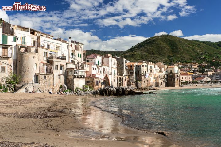 Immagine La spiaggia di Cefalù, sulla costa nord della Sicilia. Fu il mare a portare i greci a Cefalù che poi la fondarono anche e le portarono fortuna. La sabbia e il mare trasparente sono tutt'oggi un richiamo irresistibile sia per i turisti che per i locali  - © Nanisimova / Shutterstock.com