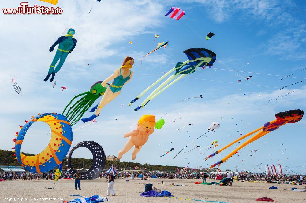 Immagine Spiaggia di Cervia, Ravenna: il Festival Internazionale degli Aquiloni - © pio3 / Shutterstock.com