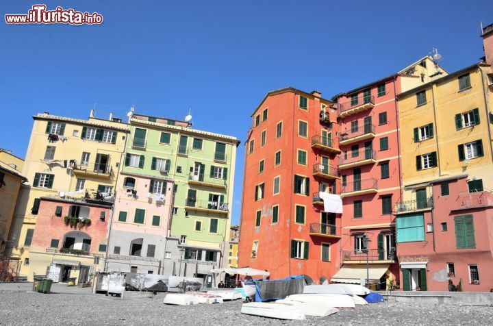 Immagine Una piazzetta di Camogli, con le sue case dai tanti colori - dal punto di vista architettonico, uno degli aspetti più interessanti di Camogli riguarda il colore degli edifici. Le case dei pescatori, dovevano infatti avere colori molto diversi, in modo da permettere ai loro abitanti di riconoscerle facilmente. Gli edifici venivano poi, di solito, ampliati nel tempo tramite la costruzione di stanze aggiuntive. - © maudanros / Shutterstock.com