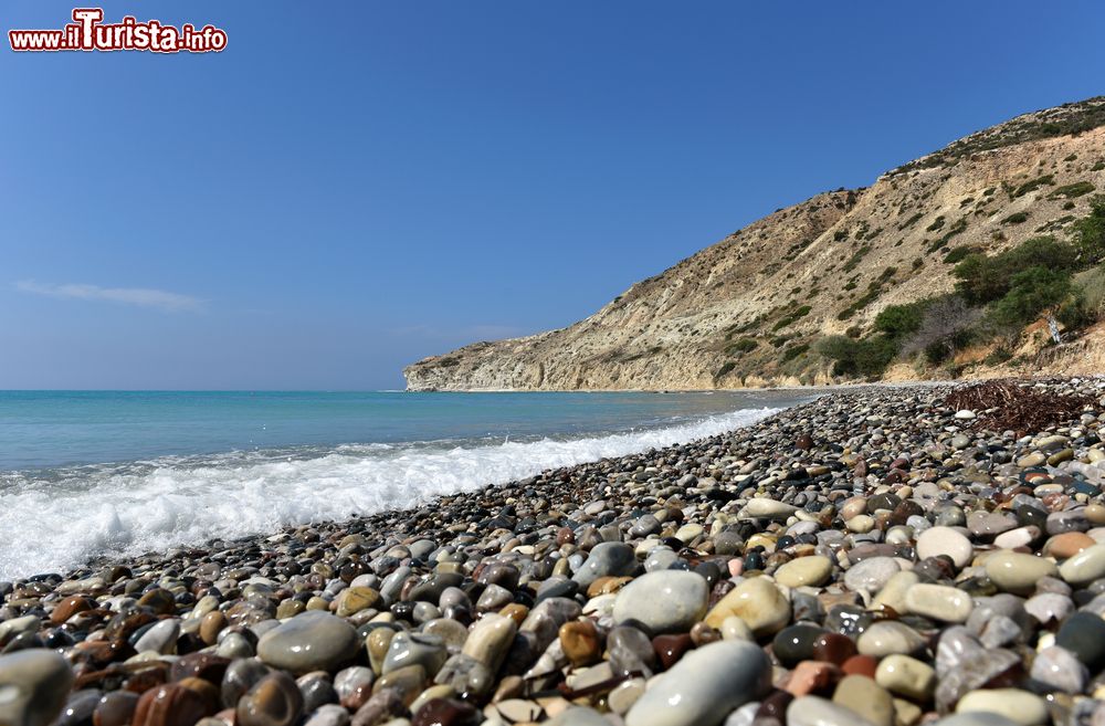 Immagine Spiaggia di ciottoli lambita dall'acqua cristallina del Mediterraneo, Pissouri, isola di Cipro.