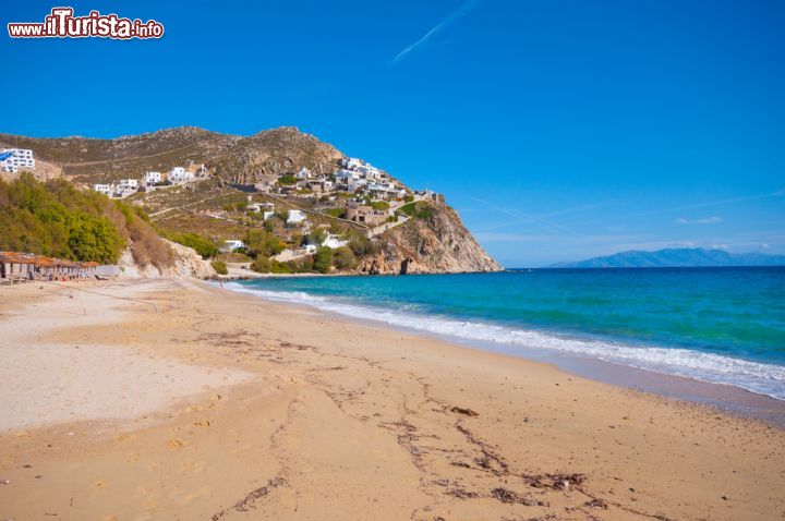 Immagine La spiaggia di Elia e quella di Agrari formano un unico nostro di sabbie dorate. Siamo a Mykonos, Isole Cicladi in Grecia - © Sogno Lucido / Shutterstock.com