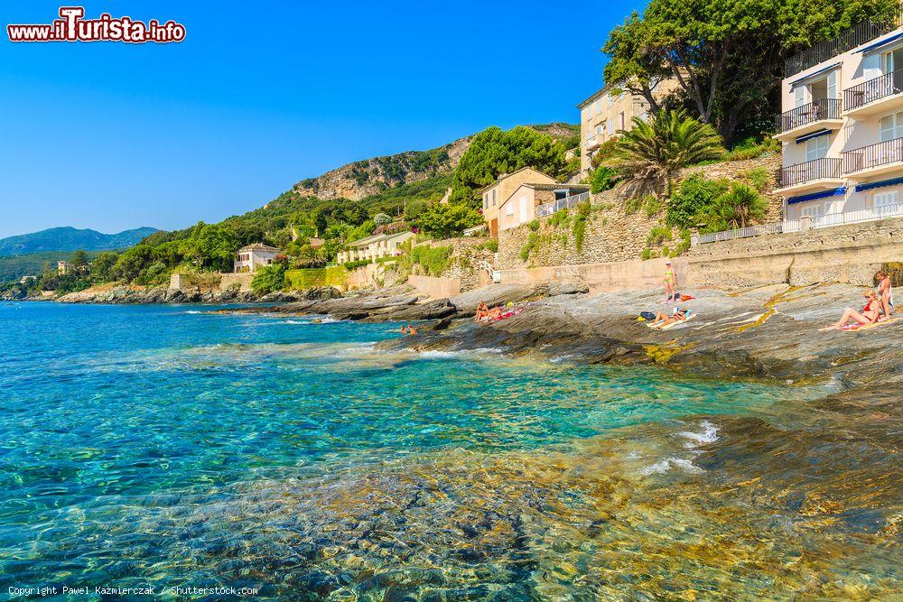 Immagine Spiaggia di Erbalunga, Corsica, Francia. Turisti in relax al mare nei pressi della città di Erbalunga, 9 chilometri a nord di Bastia. - © Pawel Kazmierczak / Shutterstock.com