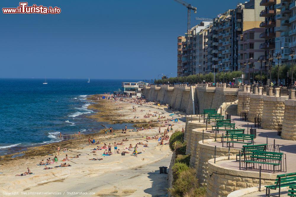 Immagine La spiaggia di Exiles, Sliema, fotografata in estate, Malta. Turisti in relax fra bagni in mare e abbronzatura - © TheLiftCreativeServices / Shutterstock.com