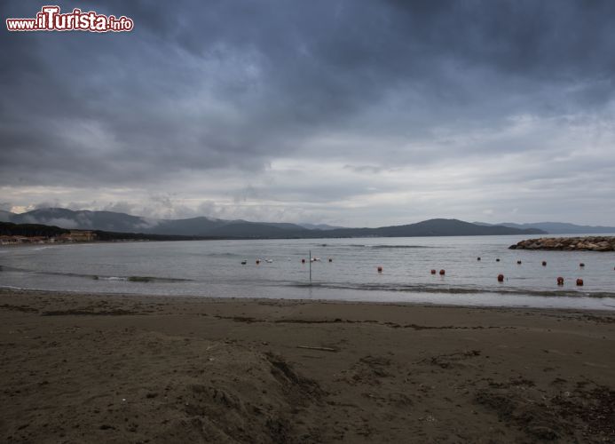 Immagine La spiaggia di Follonica in una grigia giornata d'inverno. Nei mesi estivi la città si trasforma in un'importante stazione balneare - foto © Shutterstock