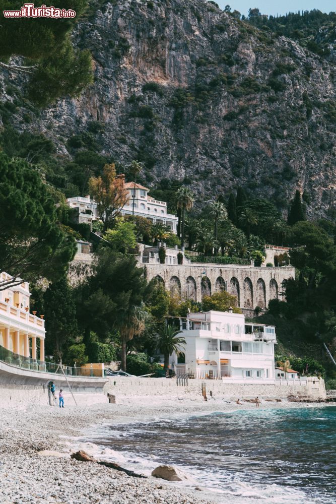 Immagine Spiaggia di ghiaia a Eze-sur-Mer, Costa Azzurra, Francia.