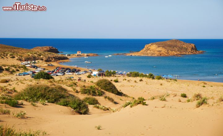 Immagine Spiaggia di sabbia a Gomati sull'isola di Lemons, Grecia - Annidata in una baia sulla costa sud di Lemnos, la spiaggia di Gomati si trova pochi chilometri a nord del villaggio di Katalakos: a lambire le sue estese dune di sabbia sono le acque cristalline dell'Egeo © vlas2000 / Shutterstock.com