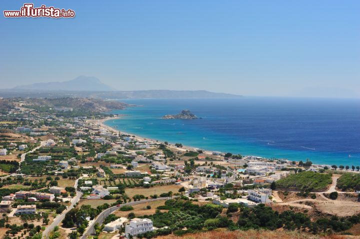 Immagine Il villaggio di Kefalos sull'isola di Kos, Grecia: Cefalo è la città più occidentale di Kos. Sorge su un'altura di pietra, dominata dall'imponente mulino a vento di Papavasilis - © Kert / Shutterstock.com