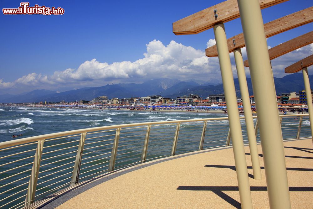 Immagine La spiaggia di Lido di Camaiore vista dal molo, Lucca, Toscana.