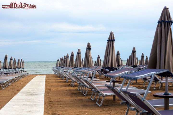 Immagine La grande spiaggia di Milano Marittima, lungo la costa romagnola - © nnattalli / Shutterstock.com