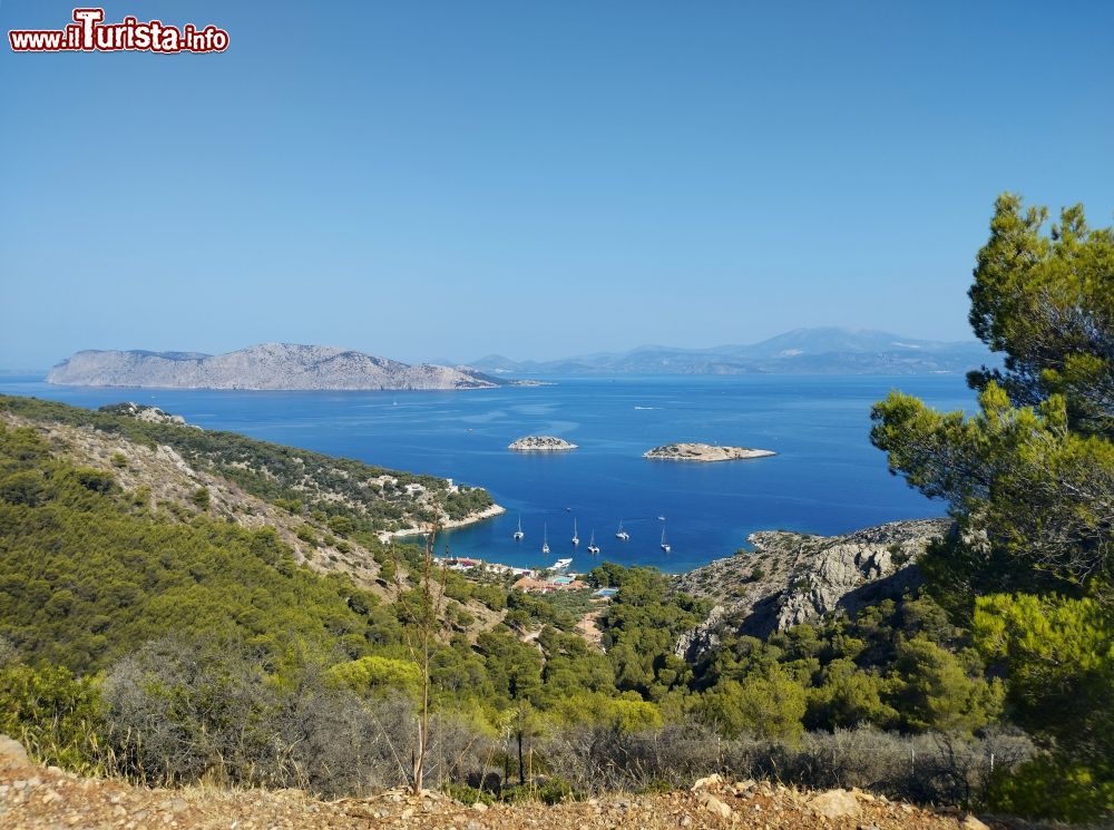 Immagine Veduta panoramica della spiaggia di Molos sull'isola di Hydra.