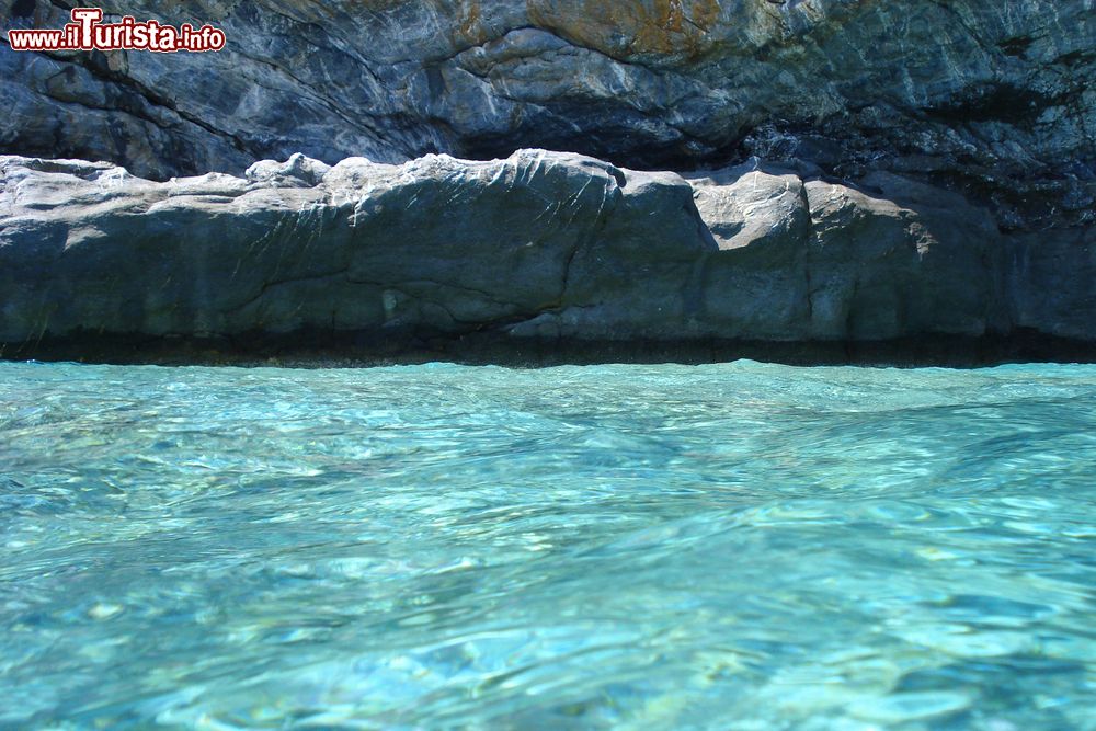 Immagine Spiaggia di Mouros a Amorgos, Grecia. Le rocce si tuffano a strapiombo sul mare e le spiagge si diradano. Siamo lungo la costa orientale di quest'isola dell'arcipelago delle Cicladi.