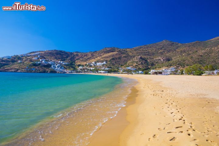 Immagine Fotografia della spiaggia di Mylopotas, isola di Ios, Grecia. Questa popolarissima spiaggia situata nei pressi del centro di Chora è frequentata soprattutto da famiglie. L'acqua è trasparente e di un turchese intenso - © Josef Skacel / Shutterstock.com