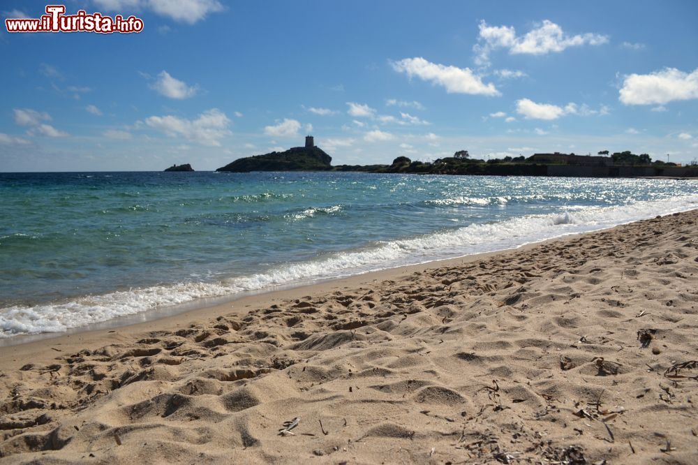 Immagine La spiaggia di Nora a Pula (provincia di Cagliari) e, sullo sfondo, la Torre del Coltellazzo.