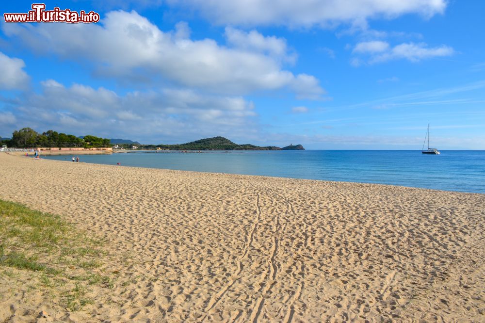 Immagine Adiacente all'area archeologica, nel Comune di Pula, la spiaggia di Nora è una delle più belle della provincia di Cagliari.