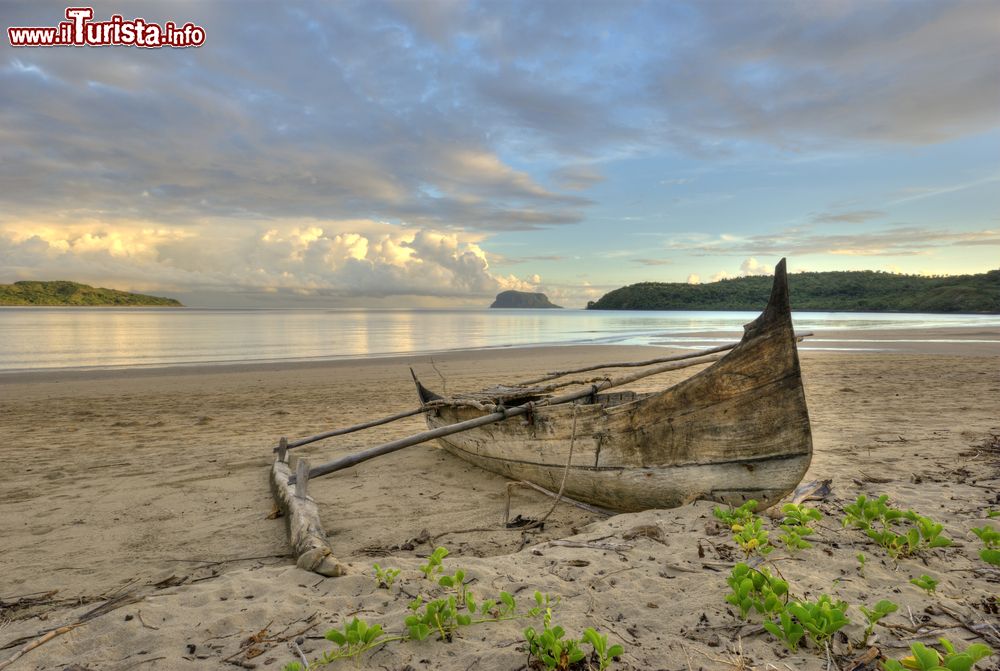 Immagine Spiaggia di Nosy Mitsio, Madagascar, con una barca da pesca. Nosy Mitsio Ã¨ un arcipelago costituito da una cinquantina fra isolotti e scogli, alcuni dei quali non ancora esplorati.