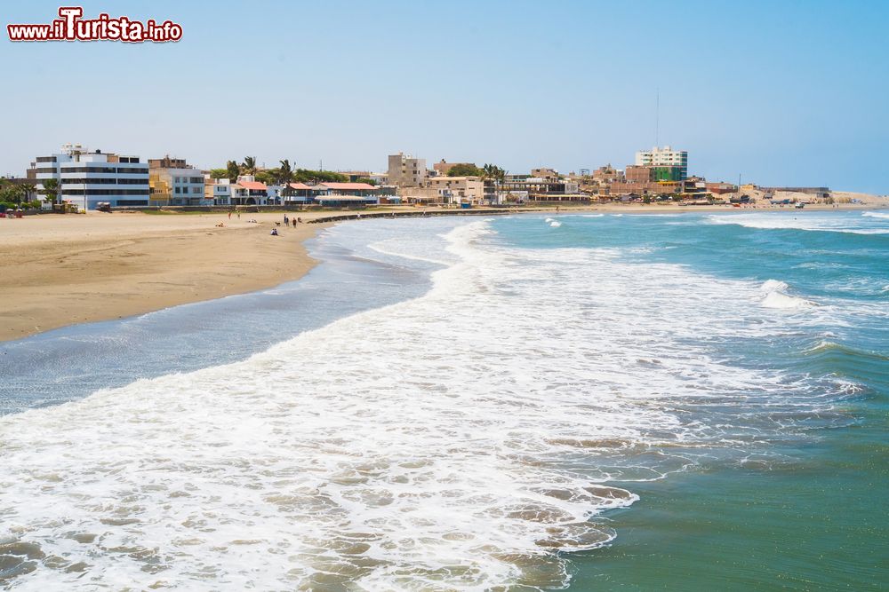 Immagine Spiaggia di Pimentel nei pressi di Chiclayo, Perù. Situata a 14 km da Chiclayo questa località è caratterizzata da un'estesa spiaggia di sabbia e da un molo in disuso.